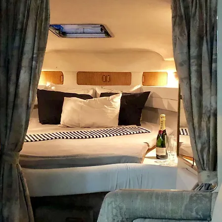 Yacht Sea Ray Sundancer 370 Båthotell